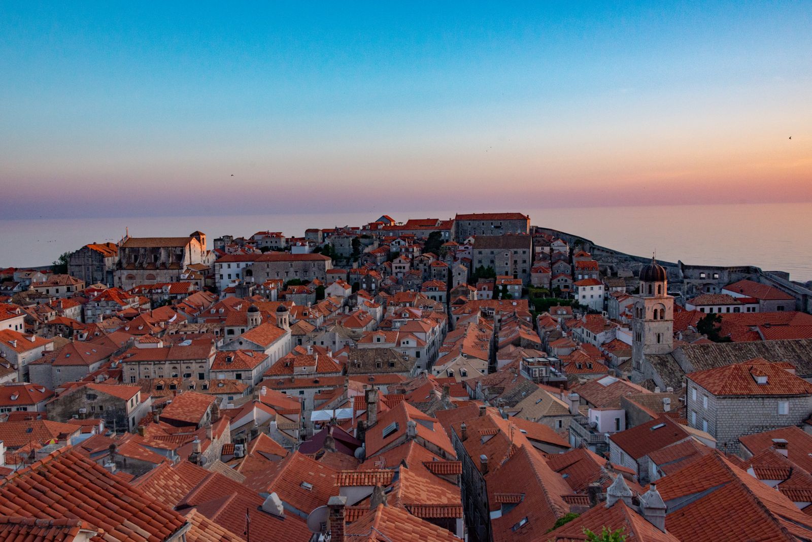 Jadranska obala u predvečerje, pogled na krovove i more